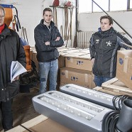 2 verschiedene LED-Lampenköpfe vor Bürgermeister und zwei Mitarbeitern der Firma Gensmann: Die für Nebenstraßen vorgesehene Leuchte mit einem Streifen LED-Leuchtmitteln soll nur 21 Watt verbrauchen. Die Doppelreihe für Hauptstraßen 42 Watt. - Foto: Bleß