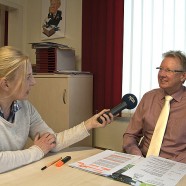 NDR-Hörfunk-Mitarbeiterin Eva Werler vom Studio Göttingen befragt Bürgermeister Thomas Gans zum Badejubiläum.								Foto: Karl Heinz Bleß
