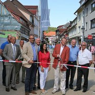 Wiedereröffnung der Hauptstraße: v.l. Florian Mangold (verdeckt), Peter Münch, Rainer Eckstein, Casten Kröger, Gido Kröger, Cornelia Mangold, Dr. Thomas Gans mit Schere, Holger Thiesmeyer, Bauunternehmer Gerhard Bode und Thomas Hunold  - Foto: K.H.Bleß