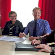 Unterzeichnung des Vertrages heute im Rathaus. V.l. Leiter Fachbereich Ordnung und Soziales Andreas Bähnsch, Gerlind Gottschling, Bürgermeister Dr. Thomas Gans und Friedrich Deppe